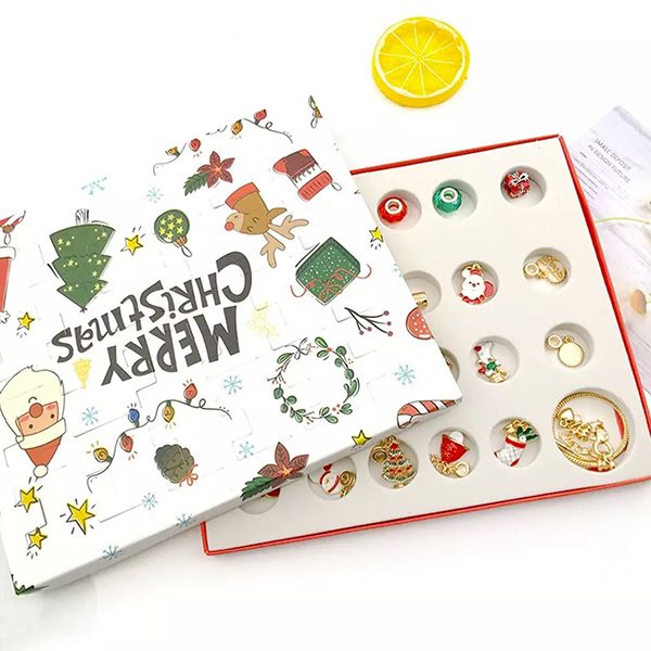 Kalendarz adwentowy z biżuterią slider